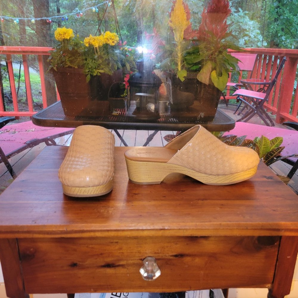 Universal Thread tan clogs 7.5